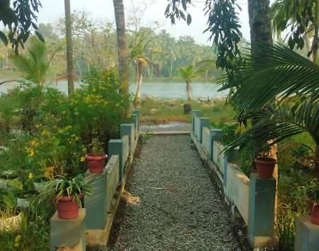 Dwaraka Munroe Apartamento Kollam Exterior foto